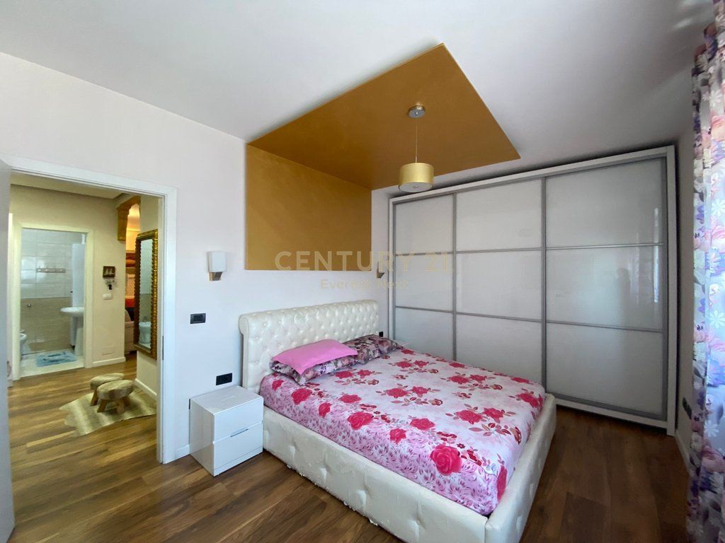 Shitet apartament 2+1+2 në zonën e Xhamllikut