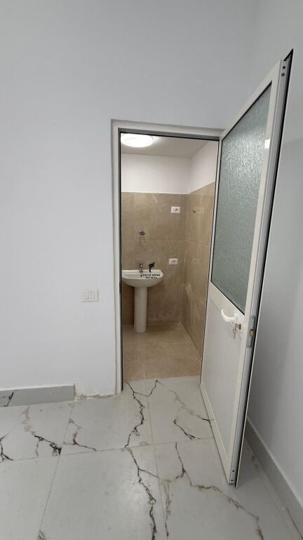 SHITET DYQAN 38.4 M2 RRUGA E DURRESIT 195.000 EURO FH-69531