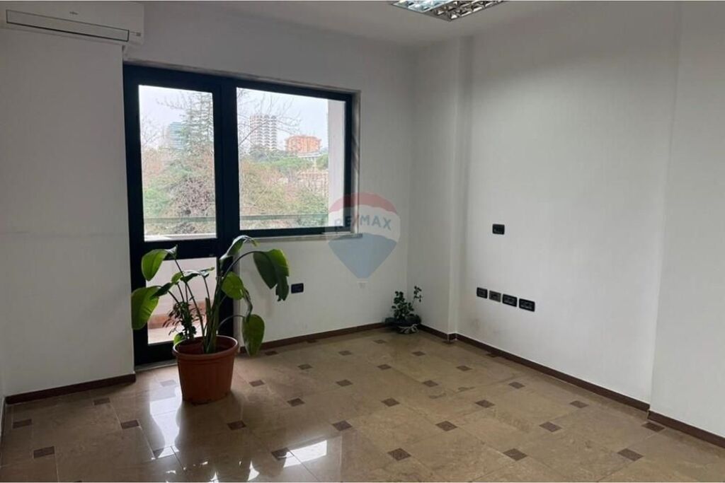 Zyrë - Për Qira - Bllok