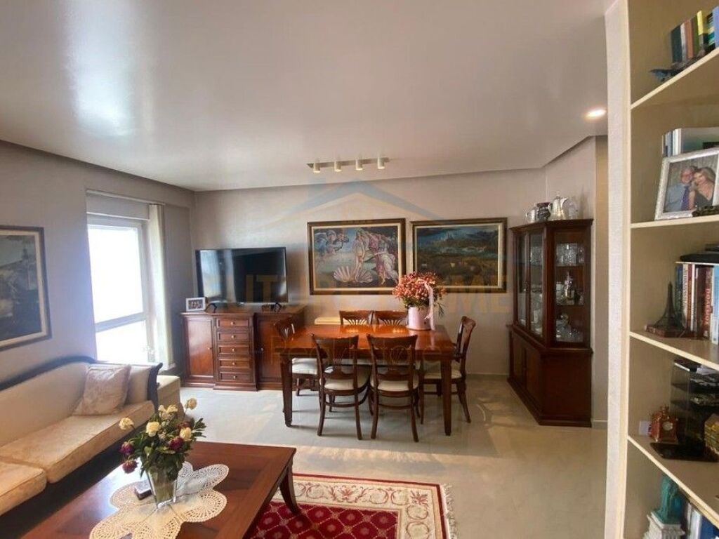 Shitet, Apartament 3+1, Kompleksi "Kontakt", 21 Dhjetori