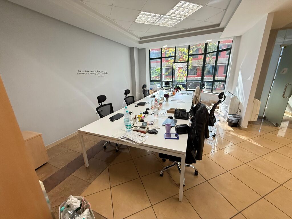 Jept me qera ambient Zyrash e pershtatur per cdo lloj zyre  📍rtsh , padam , ne kryqezim te rruges . Papa Xhon Pali II me Rruga Ismail Qemali Kati i 2 me ashensor  Siperfaqja 150 m2  Cmimi 1500 euro ne muaj