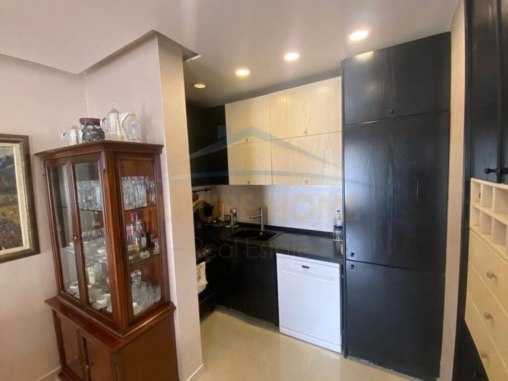 Shitet, Apartament 3+1, Kompleksi "Kontakt", 21 Dhjetori