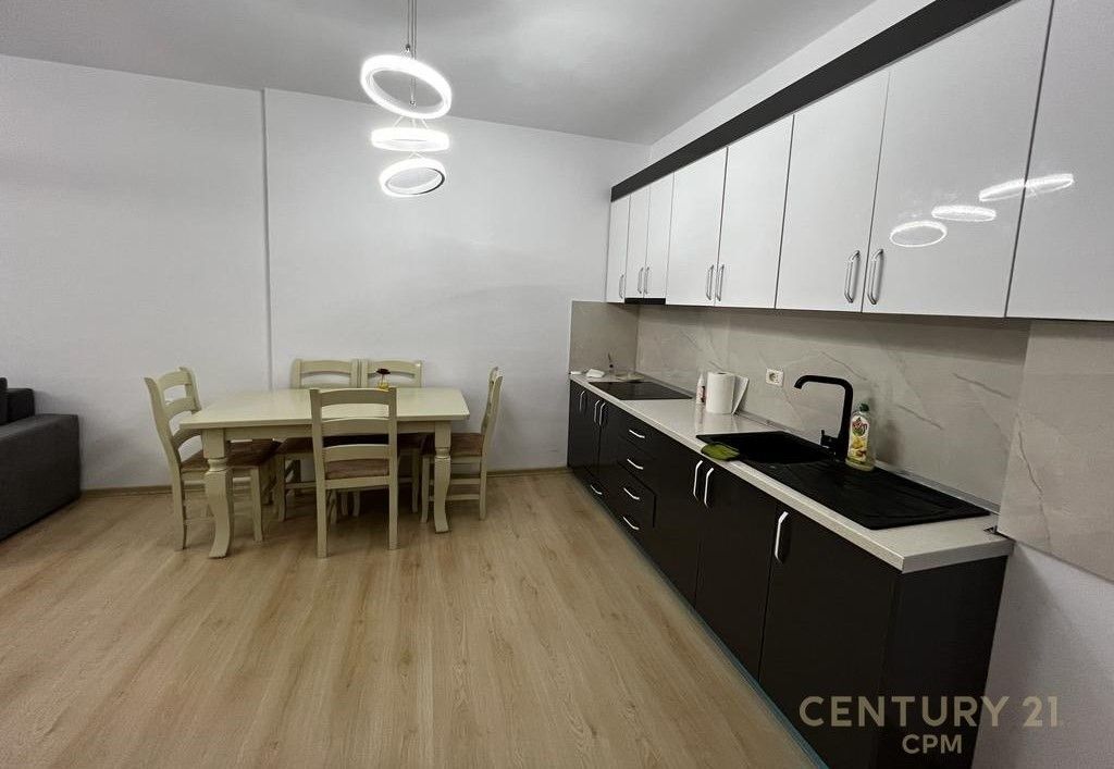 Jepet per qira apartament 2+1 tek Usluga te ish-stacioni trenit