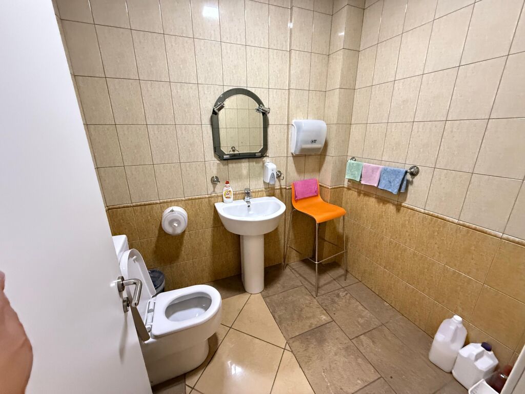 Jept me qera ambient Zyrash e pershtatur per cdo lloj zyre  📍rtsh , padam , ne kryqezim te rruges . Papa Xhon Pali II me Rruga Ismail Qemali Kati i 2 me ashensor  Siperfaqja 150 m2  Cmimi 1500 euro ne muaj