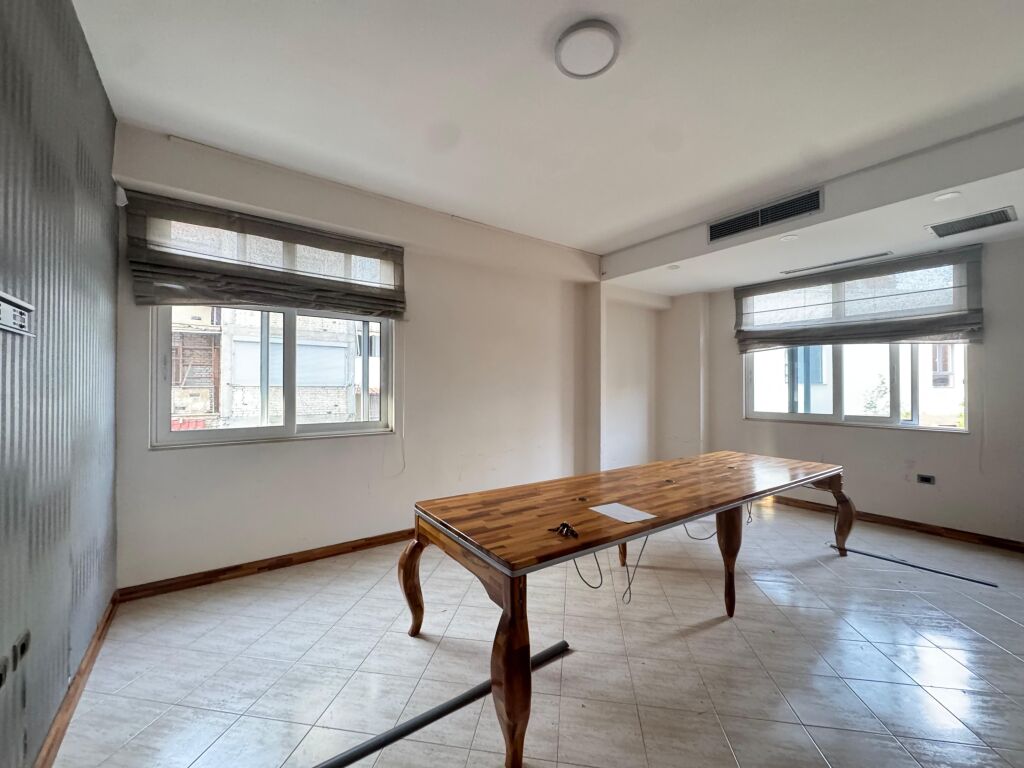 🏢 SHITET Njesi Biznesi  📍 Mine Peza, prane Prokurorise 🔹Sip.137 m² 💰 Çmimi: 270.000 €