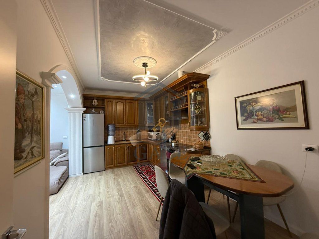 Shitet apartament 2+1 me 2 tualete pranë Hotel Antalya