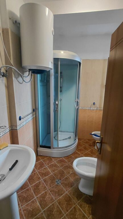 jepet me qera apartament 2+1 tek big markei