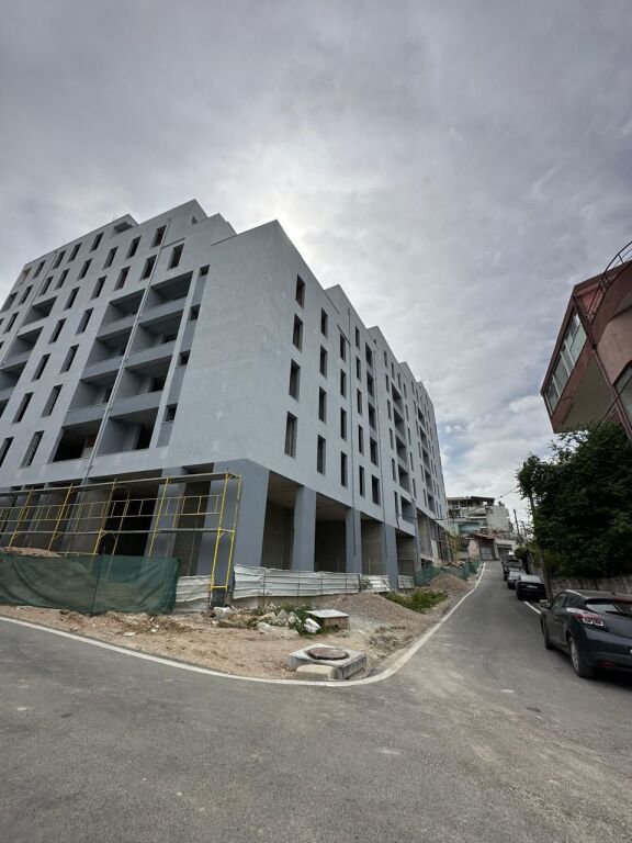 SHITET 2+1 DHE VERANDE 123 M2