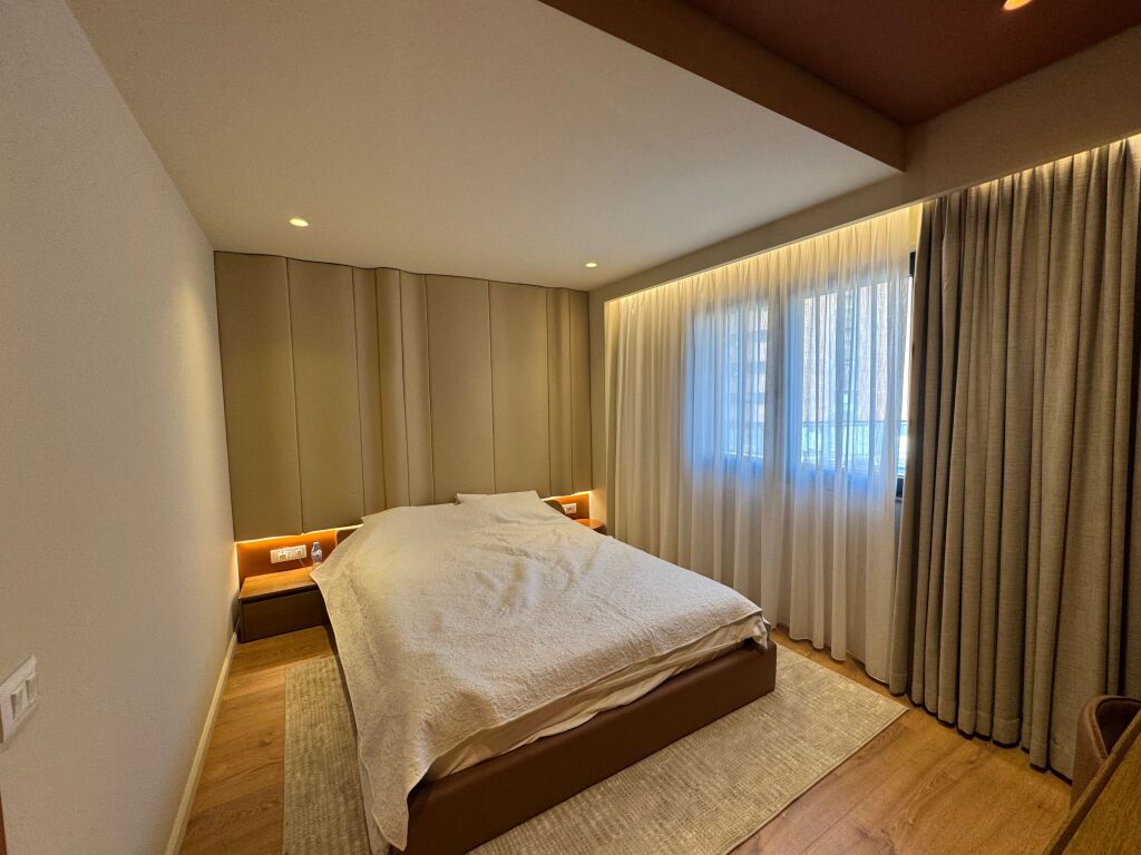 🏡 Jepet me qera apartament 1+1 te Oasis Residence, Astir  ✔️ Apartamenti eshte i arreduar plotesisht ✔️ Arredim modern dhe bashkekohor ✔️ Perfshin vend parkimi 🚗 ✔️ Zone e qete dhe e aksesueshme  💰 Cmimi: 70,000 leke / muaj