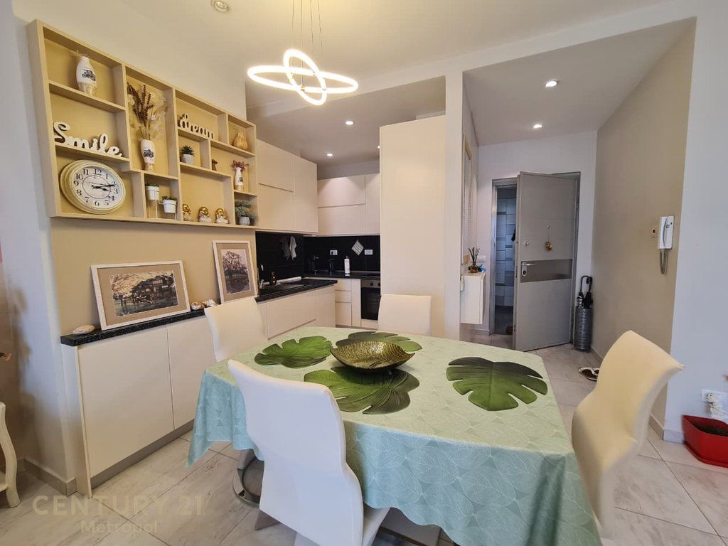 Ofrohet për shitje një apartament ekskluziv 2+1+2 në një nga kullat më elitare të Tiranës, Ambasador 3!