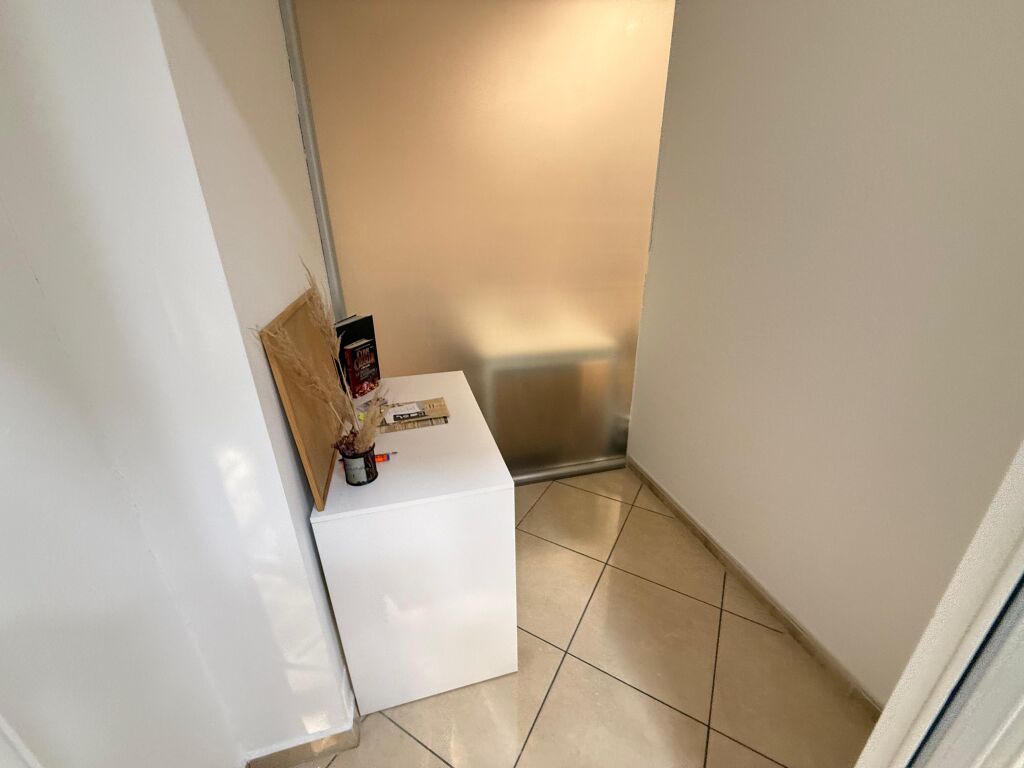 Jept me qera ambient Zyrash e pershtatur per cdo lloj zyre  📍rtsh , padam , ne kryqezim te rruges . Papa Xhon Pali II me Rruga Ismail Qemali Kati i 2 me ashensor  Siperfaqja 150 m2  Cmimi 1500 euro ne muaj