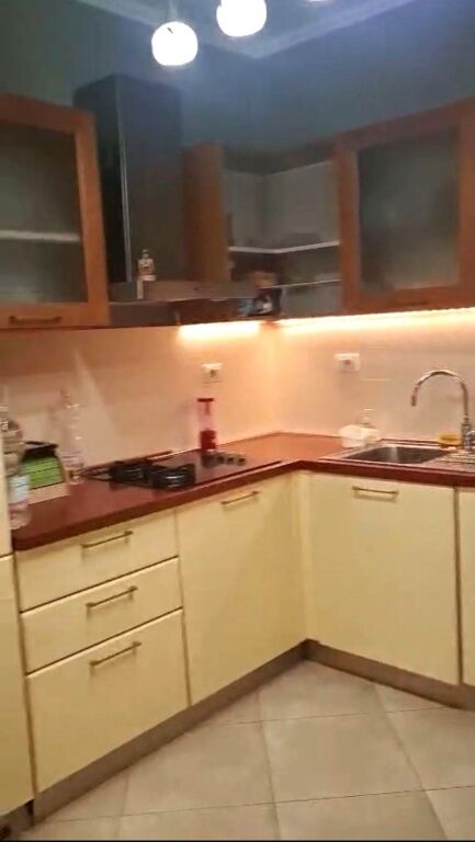 🏢Lago Secco, vicino a Queen’s Coffee, si affitta appartamento 2+1 arredato. 60.000 Leke    
