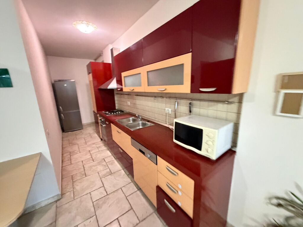 🏡✨ SUPER Appartamento con Veranda Gigante – Piazza Willson  📍 Via Ymer Kurti 🏢 6° piano con ascensore 📐 81 m² appartamento + 134 m² veranda 📏 Totale: 215 m²  ☀️ Orientamento perfetto Sud – Est – Ovest 📄 Con atto di proprietà  💼 Ideale per investimento 👉 Possibilità di divisione in 3 appartamenti 👉 O abitazione di lusso con grande veranda 🌿  💶 Prezzo: 385.000€