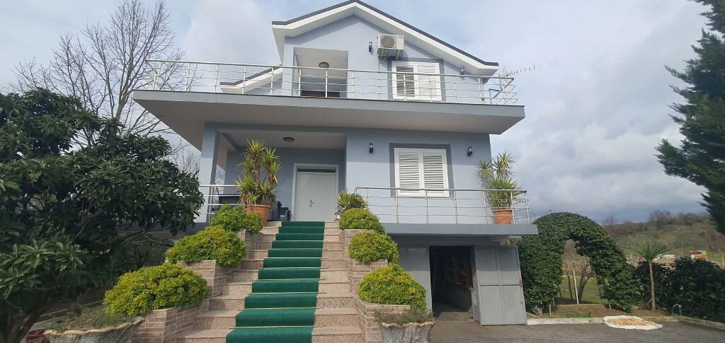 VILLA SU TRE PIANI IN VENDITA  - VORE