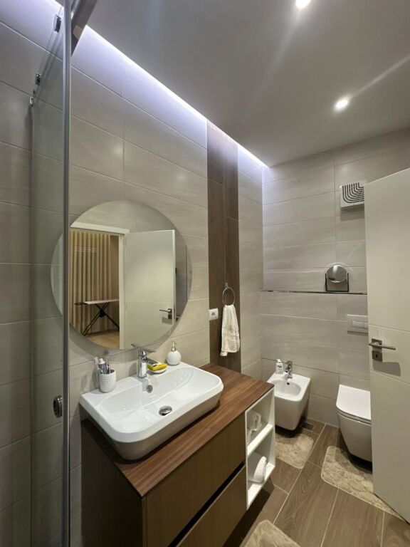 Qera | Apartament 3+1+ 2 poste parkimi | Shkolla e Kuqe | 2000 €/muaj