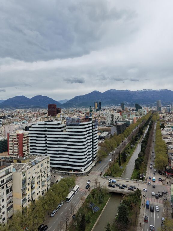 🏢 Locale Commerciale in Affitto – Corner Residence, Via Kavajës