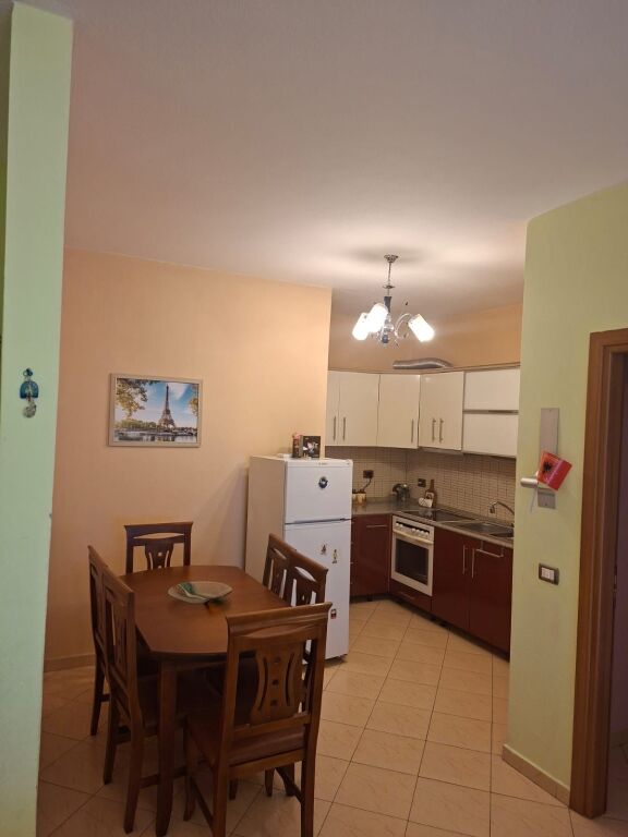 Apartament 1+1 me qira te Pallatet Cabej