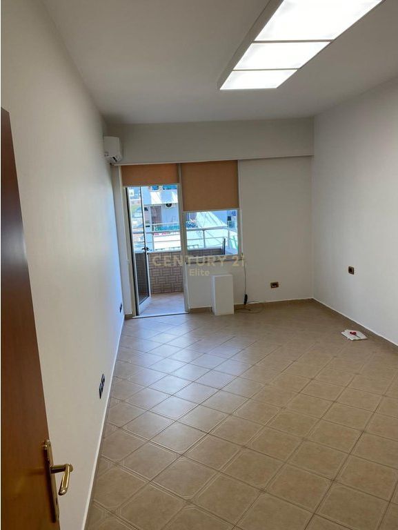 Ambient Zyrash 1+1 Me Qira | Myslym Shyri, pranë Drejtorisë së Policisë, Tiranë | 600€ | 70 m²