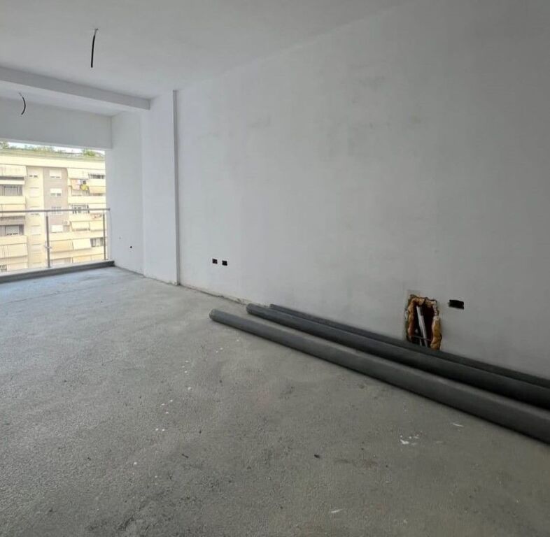 Shitet Apartament 2+1+2 – Komuna e Parisit | pranë KIKA 2