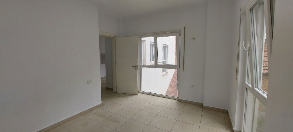 Shitet apartament 2+1+2 te Selvia