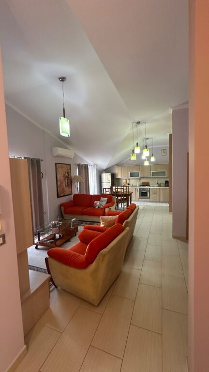 🏠Kristal Center,Rr.Prokop Mima jepet me qera kati i III-te i nje vile 3+1,e mobiluar 85,000Leke