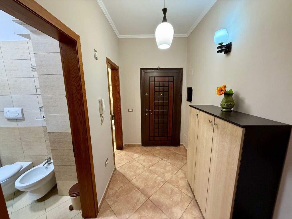 📣 QERA Apartament 2+1+2 Me Ballkon 📍 Rruga e "Kavajes", Perballe Xhamise 💶 Cmimi 70.000 Leke/Muaj✨