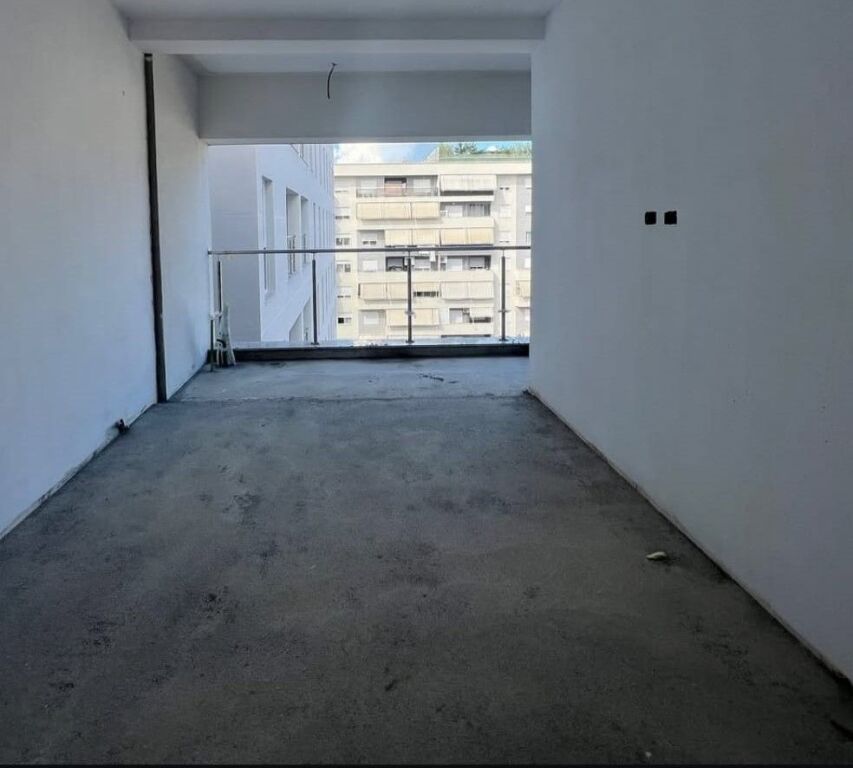 Shitet Apartament 2+1+2 – Komuna e Parisit | pranë KIKA 2