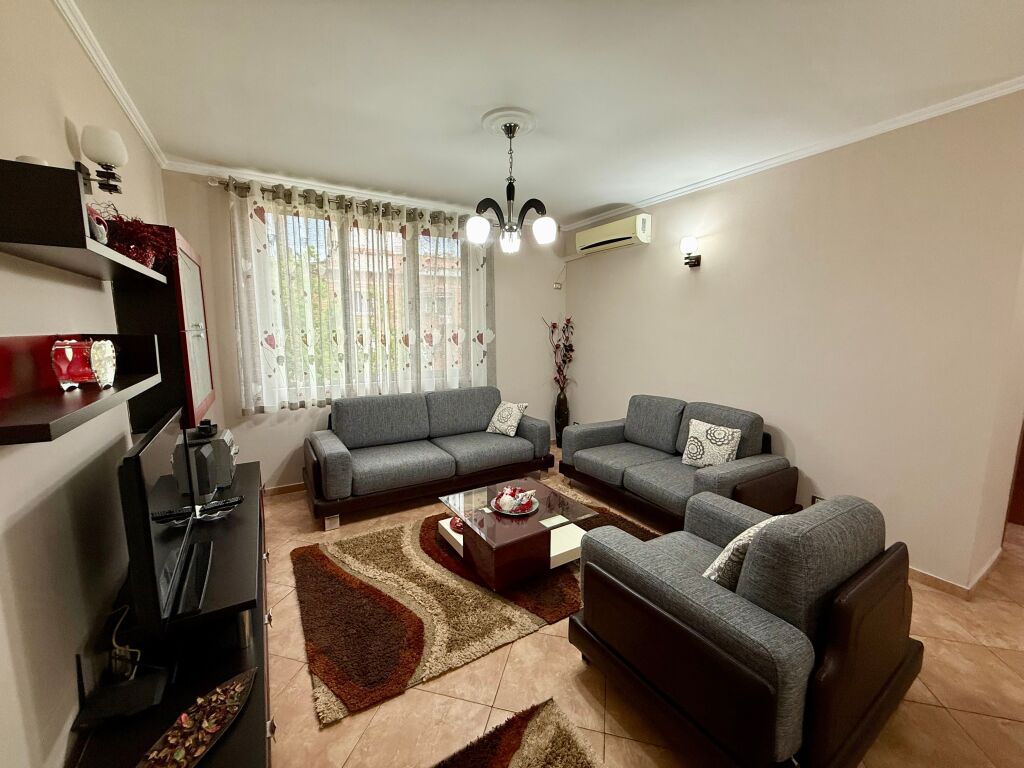 📣 QERA Apartament 2+1+2 Me Ballkon 📍 Rruga e "Kavajes", Perballe Xhamise 💶 Cmimi 70.000 Leke/Muaj✨