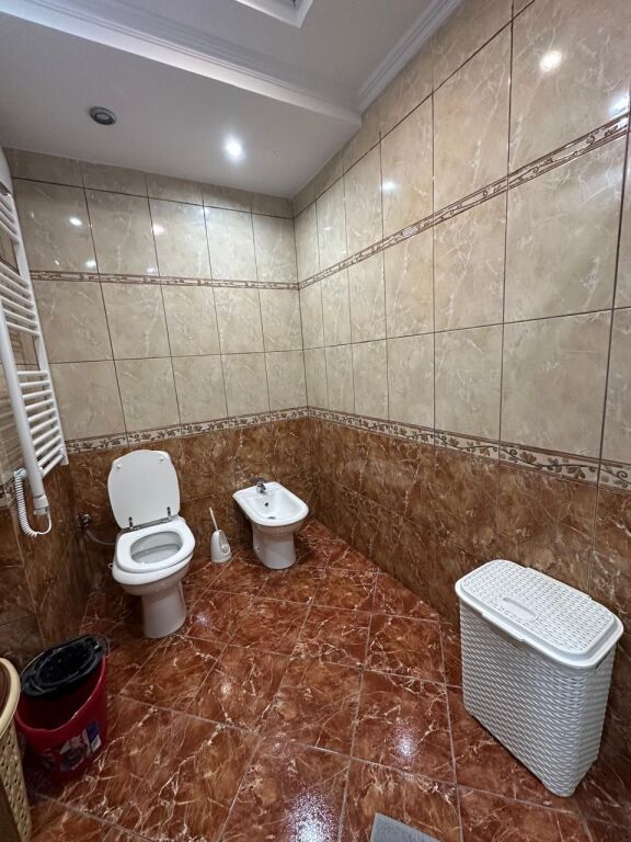 🏢Tek 21 Dhjetori,prane Supermarket Joena jepet me qera apartament 2+1+2,i mobiluar 800Euro   