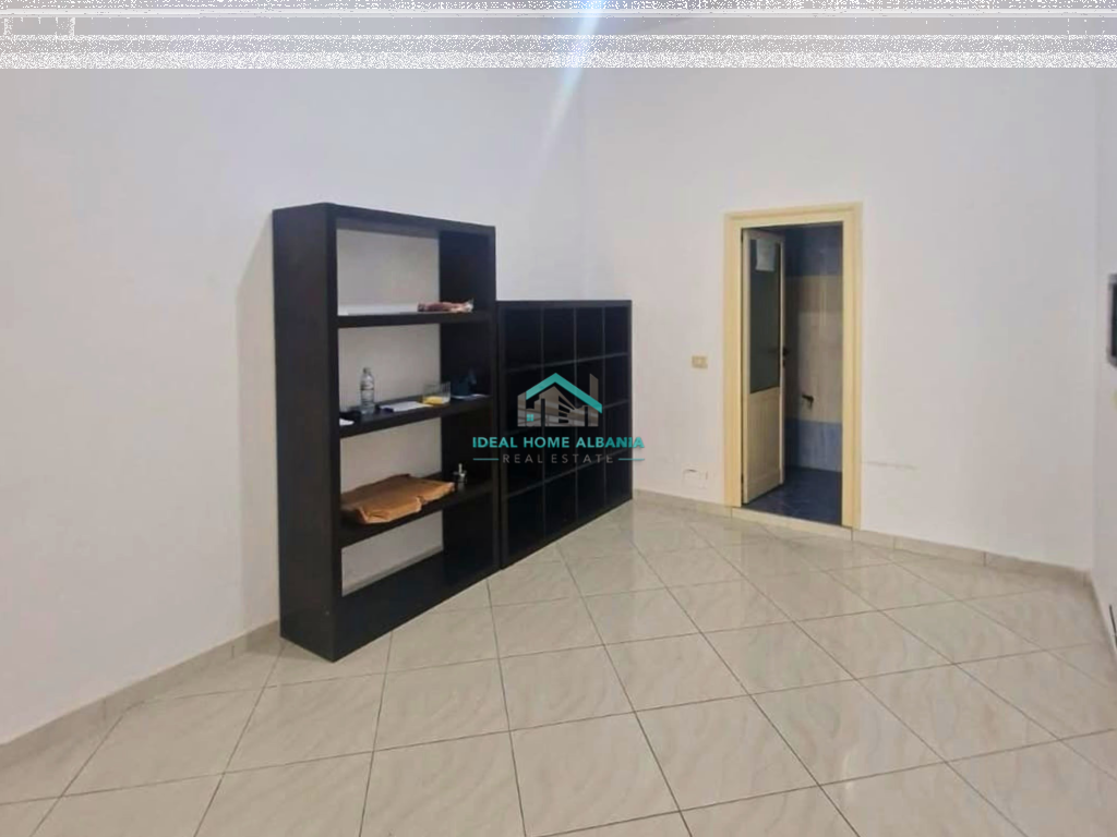 DYQAN ME QERA – PRANË PORTIT, VLORË