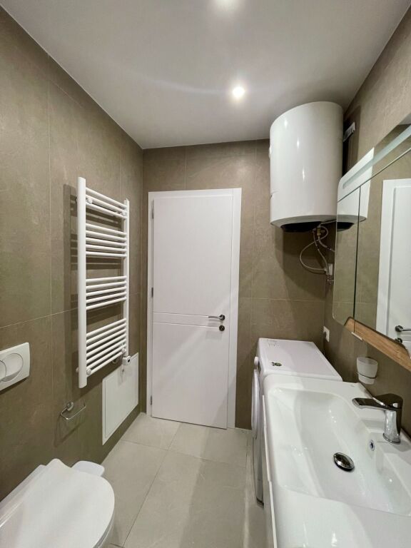 Appartamento moderno 2+1 in affitto – Via Kavajës, vicino alla Chiesa Ortodossa !