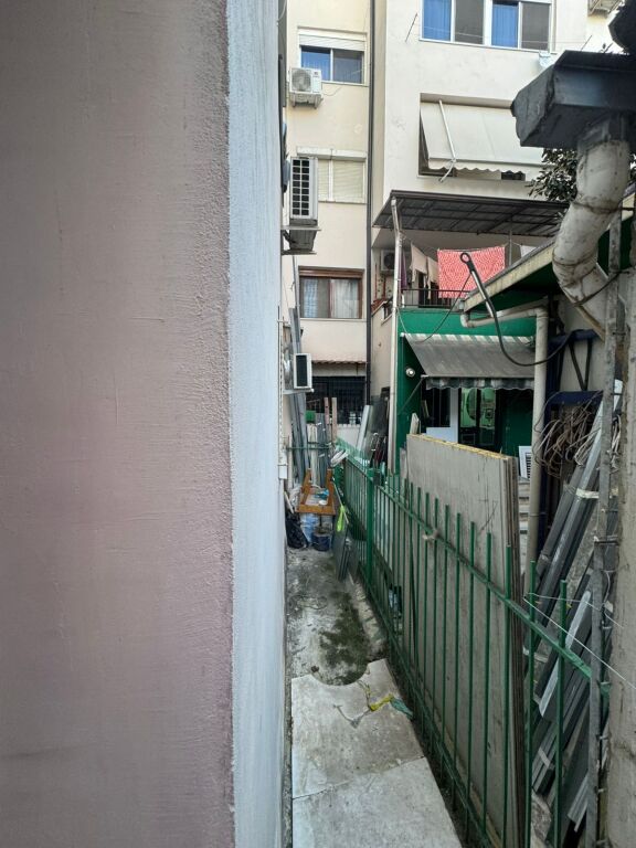 Shitet Partament 1+1 dhe ambient biznesi(piceri)