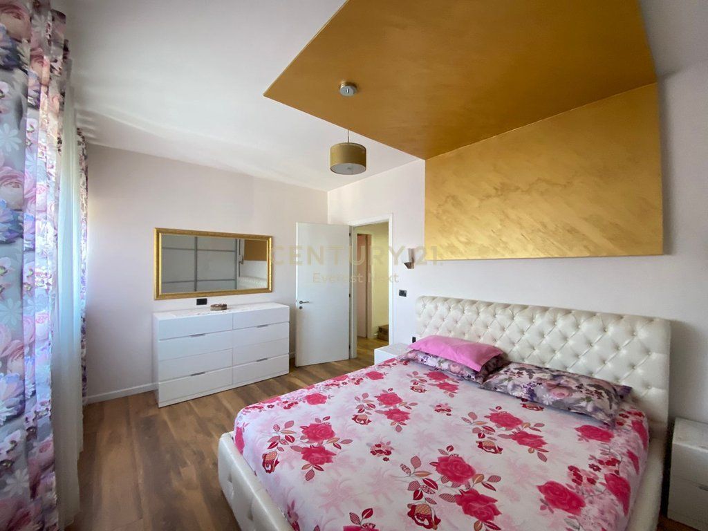 Shitet apartament 2+1+2 në zonën e Xhamllikut