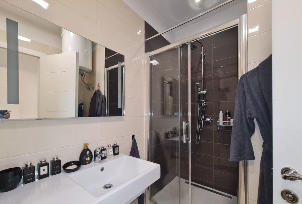 Ofrohet për shitje një apartament ekskluziv 2+1+2 në një nga kullat më elitare të Tiranës, Ambasador 3!