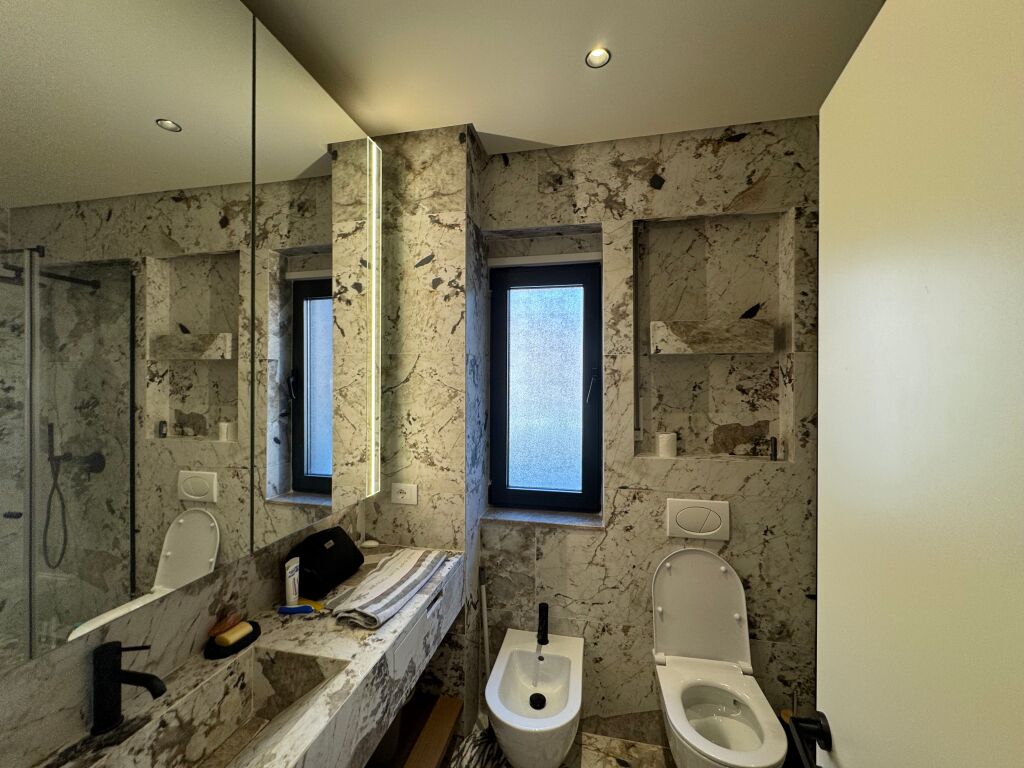 🏡 Jepet me qera apartament 1+1 te Oasis Residence, Astir  ✔️ Apartamenti eshte i arreduar plotesisht ✔️ Arredim modern dhe bashkekohor ✔️ Perfshin vend parkimi 🚗 ✔️ Zone e qete dhe e aksesueshme  💰 Cmimi: 70,000 leke / muaj