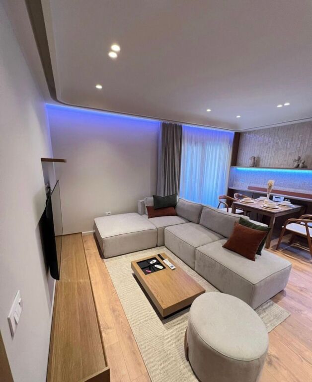 🏡 Jepet me qera apartament 1+1 te Oasis Residence, Astir  ✔️ Apartamenti eshte i arreduar plotesisht ✔️ Arredim modern dhe bashkekohor ✔️ Perfshin vend parkimi 🚗 ✔️ Zone e qete dhe e aksesueshme  💰 Cmimi: 70,000 leke / muaj