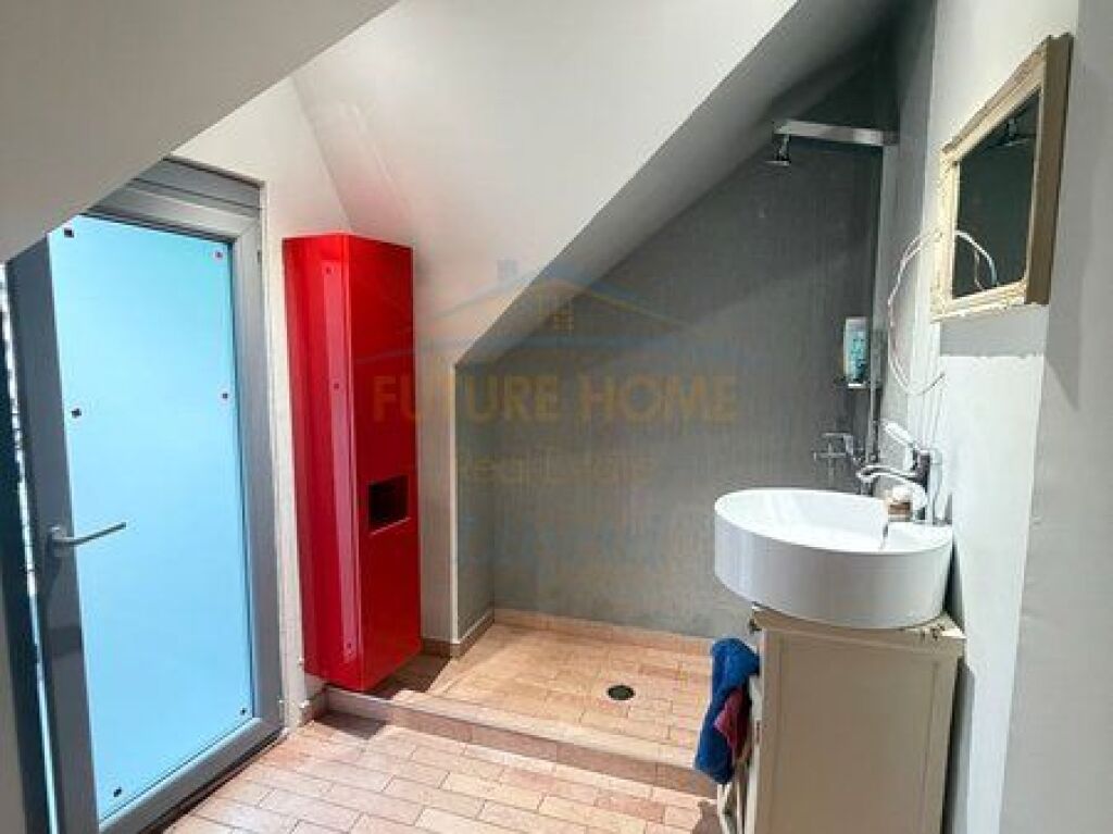 Shitet Apartament 2+1+2 , Komuna e Parisit