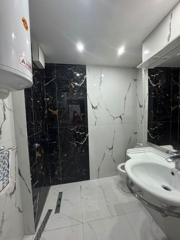 Shitet Partament 1+1 dhe ambient biznesi(piceri)