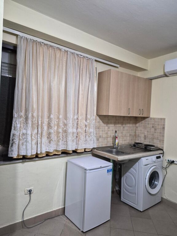 Tirane, Jepet me qera garsonier 1+1 Kati 1, 30 m² 300 Mije Lek (RR Qemal Stafa perballe Shkolles Fan Noli-2 min me Pazarin e Ri)

