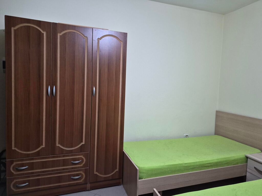 Tirane, Jepet me qera garsonier 1+1 Kati 1, 30 m² 300 Mije Lek (RR Qemal Stafa perballe Shkolles Fan Noli-2 min me Pazarin e Ri)
