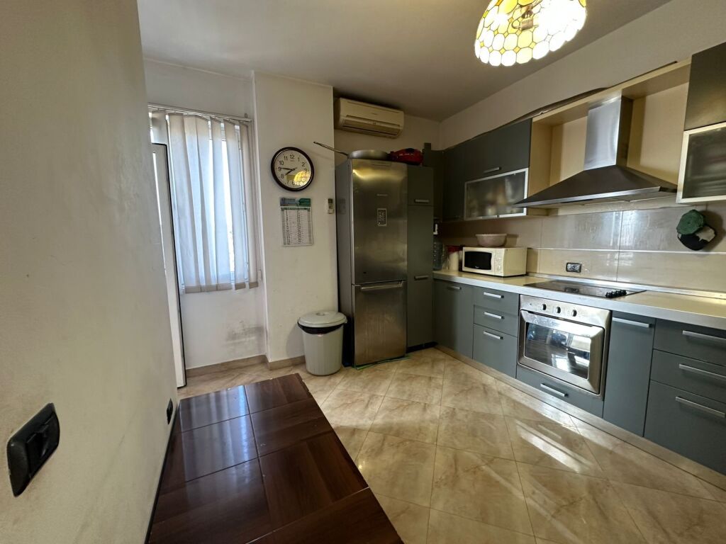 JEPET APARTAMENT 3+1 ME QERA PALLATET CABEJ 650EURO!