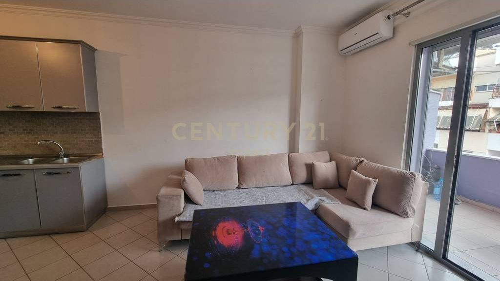 Appartamento 1+1 con veranda, In affitto a Yzberish, vicino a Grand, Tirana - 400€!