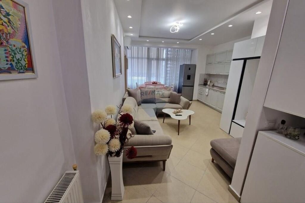 🏡 Appartamento in affitto a Komuna e Parisit ✨