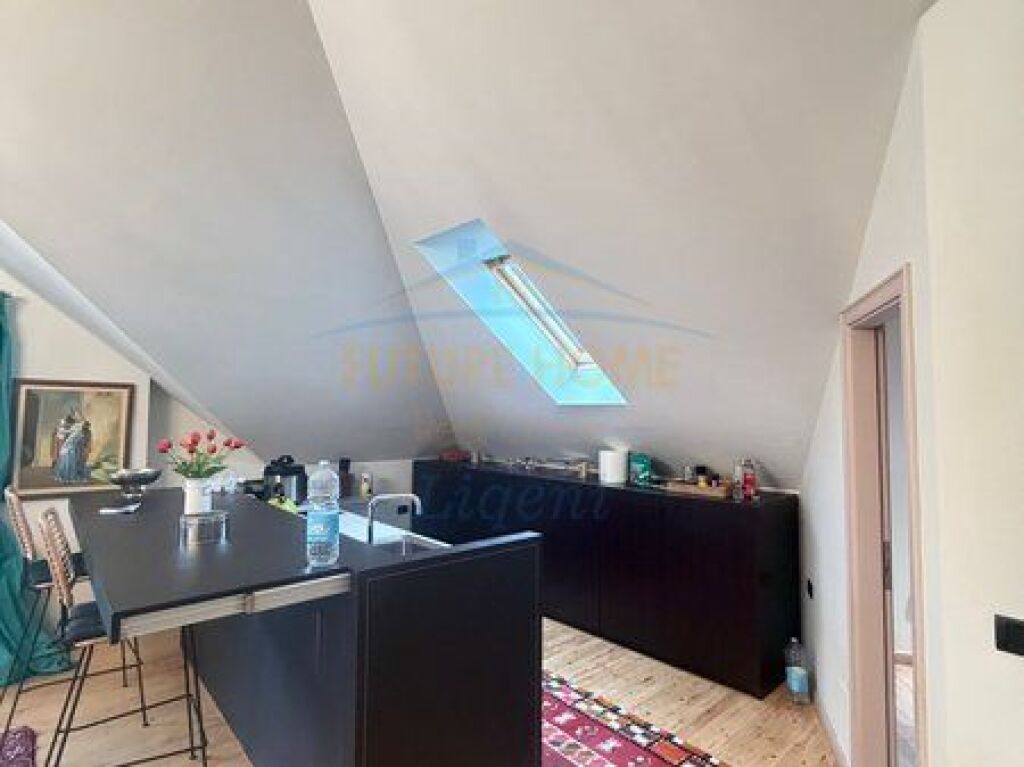 Shitet Apartament 2+1+2 , Komuna e Parisit