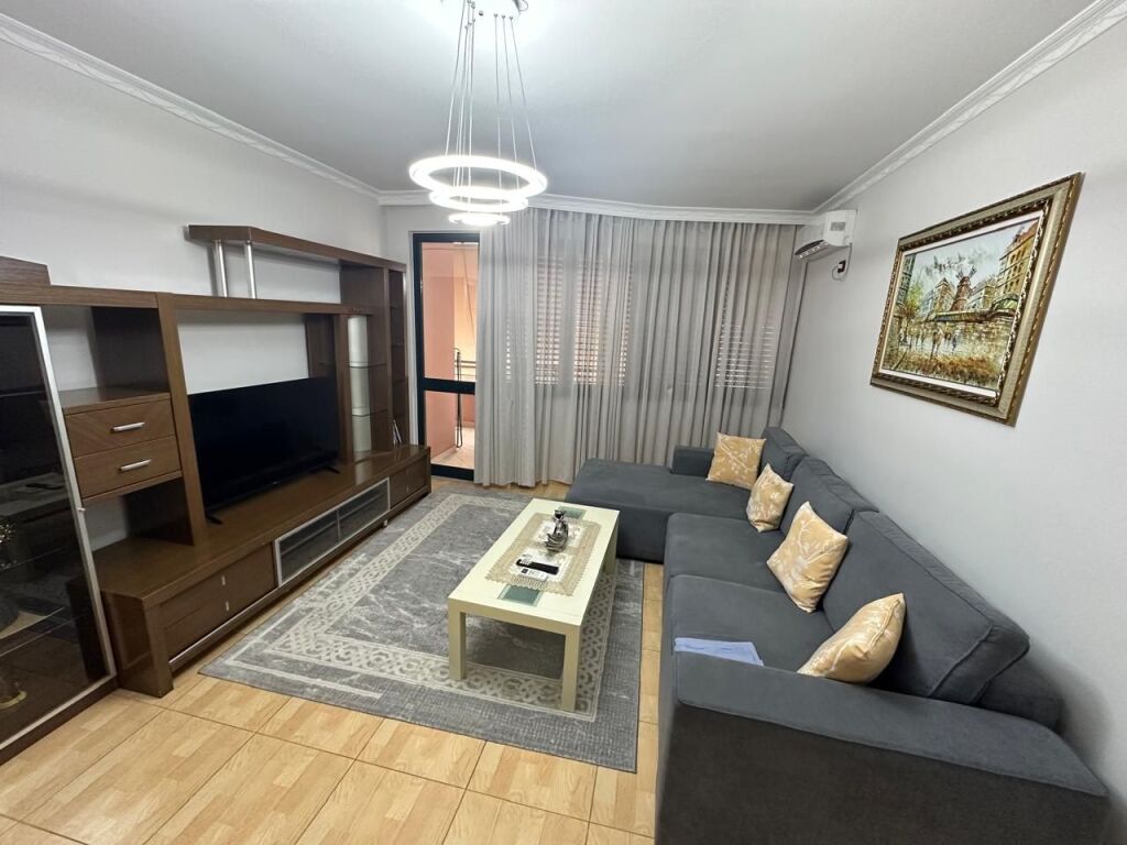 🏢Tek 21 Dhjetori,prane Supermarket Joena jepet me qera apartament 2+1+2,i mobiluar 800Euro   