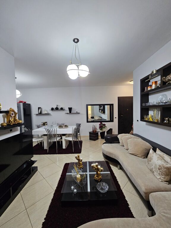 Jepet me Qera: *Apt. 1+1+ guzhine më vete (Kodra Diellit) pallati ri  çmimi *60,000 / Muaji*