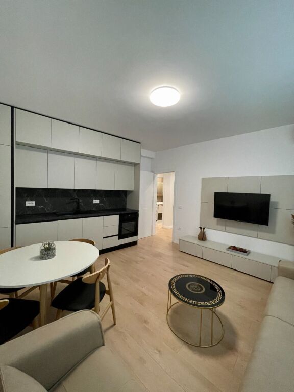 Appartamento moderno 2+1 in affitto – Via Kavajës, vicino alla Chiesa Ortodossa !