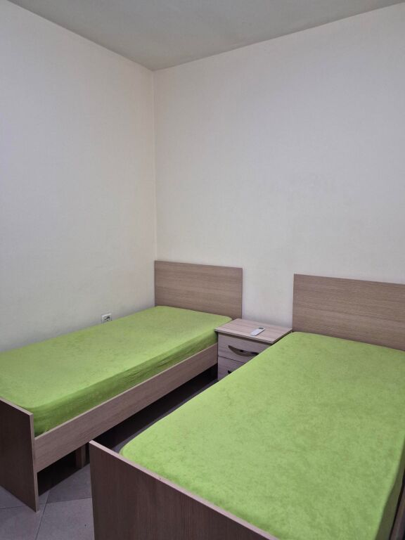 Tirane, Jepet me qera garsonier 1+1 Kati 1, 30 m² 300 Mije Lek (RR Qemal Stafa perballe Shkolles Fan Noli-2 min me Pazarin e Ri)
