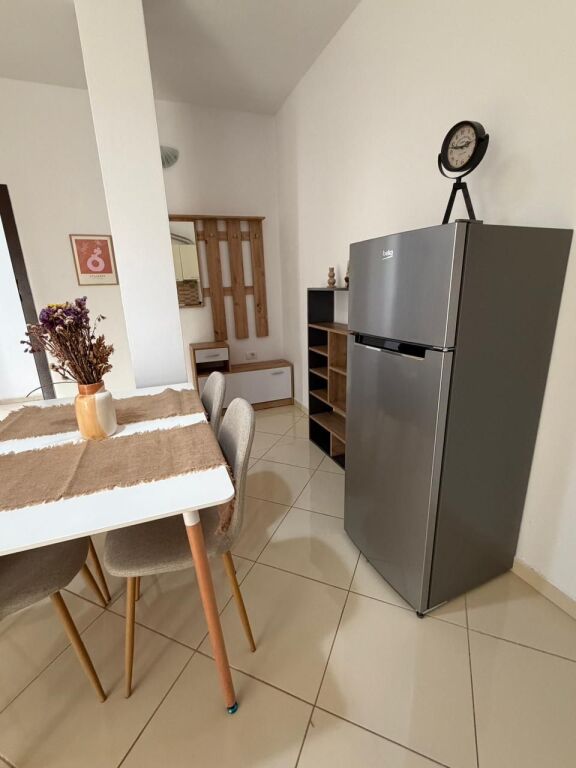 🏠Pas Spitalit Amerikan 2,Rruga Lluke Kacaj jepet me qera kati i III-te i nje vile,1+1,i mobiluar 40,000 Leke 
