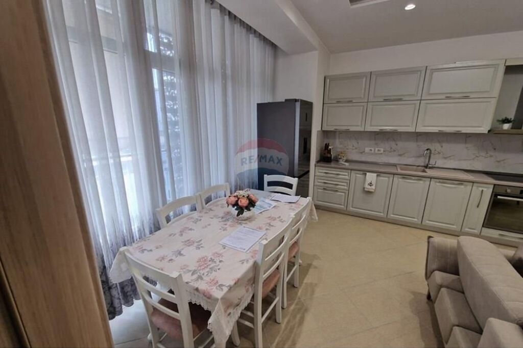 🏡 Appartamento in affitto a Komuna e Parisit ✨